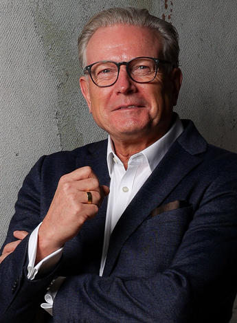 Dieses Bild zeigt Uwe Gerstenberg, Geschäftsführer der consulting plus GmbH. Uwe Gerstenberg ist Sicherheitsexperte und berät Unternehmen in allen Sicherheitsfragen sowie Privatpersonen beim Schutz von Familie, Eigentum und Reputation.